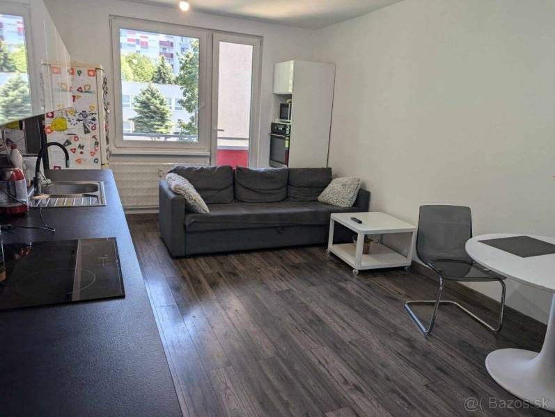 Predaj 3 izbový moderný byt v centre s balkónom - Obývacia izba na ulici Okružná s kuchynským kútom a podlahou v 3-izbovom byte.