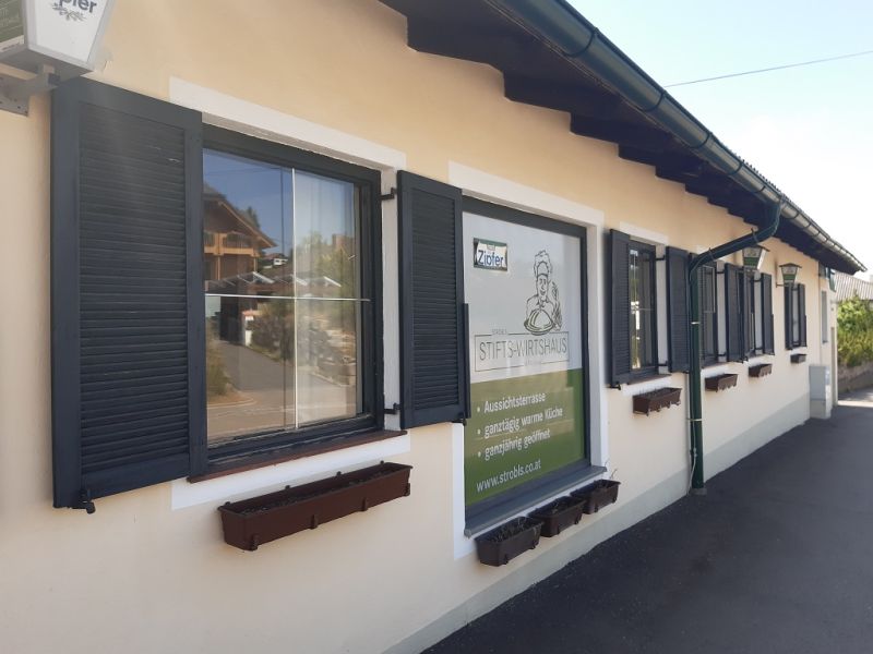 Predaj gastro priestoru, Hornerstraße, Hornerstraße, Hollabrunn - Budova s čiernymi okenicami, na ulici Hornerstraße s gastro priestormi, ponúka teplú kuchyňu.