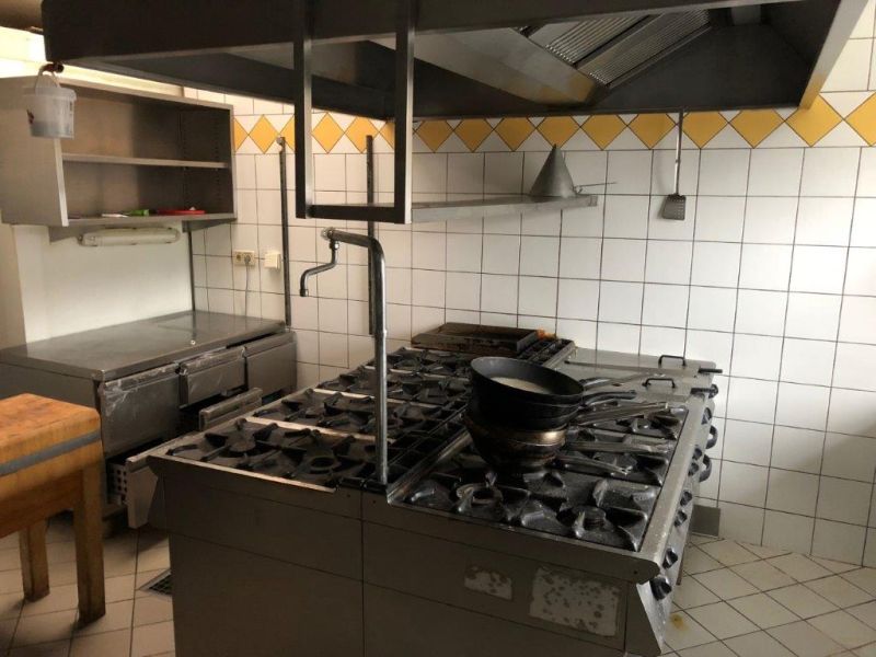 Predaj gastro priestoru, Hornerstraße, Hornerstraße, Hollabrunn - Kuchyňa na Hornerstraße s Gastro priestormi s vybavením: sporák, digestor, kuchynský pult.