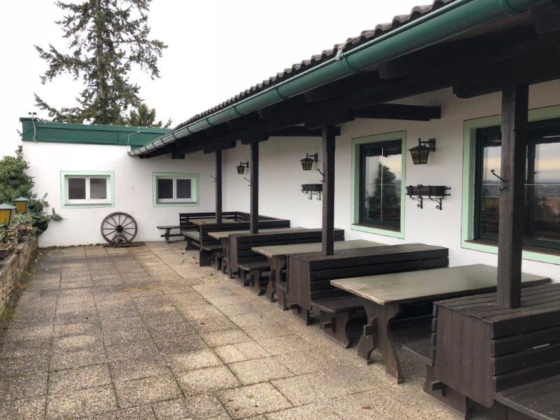 Predaj gastro priestoru, Hornerstraße, Hornerstraße, Hollabrunn - Terasa s drevenými lavicami, stoly a osvetlením. Dokonalé gastro priestory na ulici Hornerstraße.