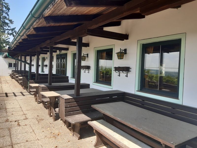 Predaj gastro priestoru, Hornerstraße, Hornerstraße, Hollabrunn - Drevené lavice a stoly pred budovou s výhľadom, ideálne Gastro priestory na ulici Hornerstraße.