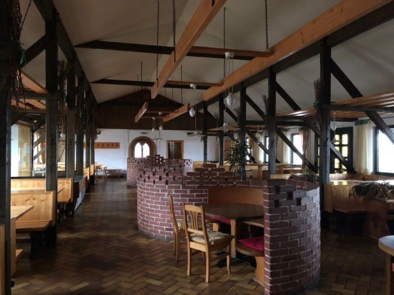 Predaj gastro priestoru, Hornerstraße, Hornerstraße, Hollabrunn - Interiér reštaurácie s dreveným stropom, tehlové boxy, nábytok na ulici Hornerstraße a Gastro priestory.