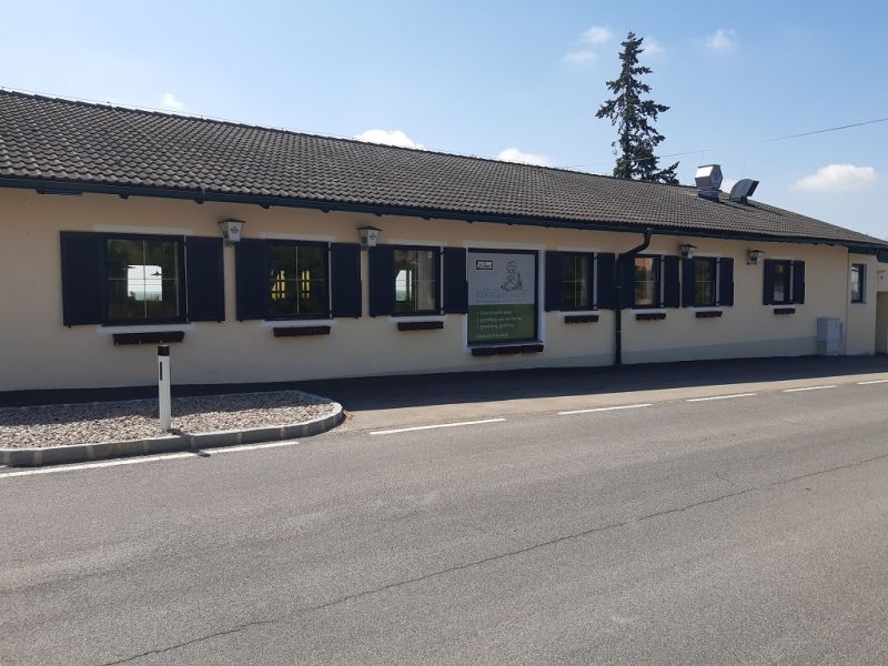 Predaj gastro priestoru, Hornerstraße, Hornerstraße, Hollabrunn - Exteriér budovy na ulici Hornerstraße s gastro priestormi a parkovaním pred vchodom.