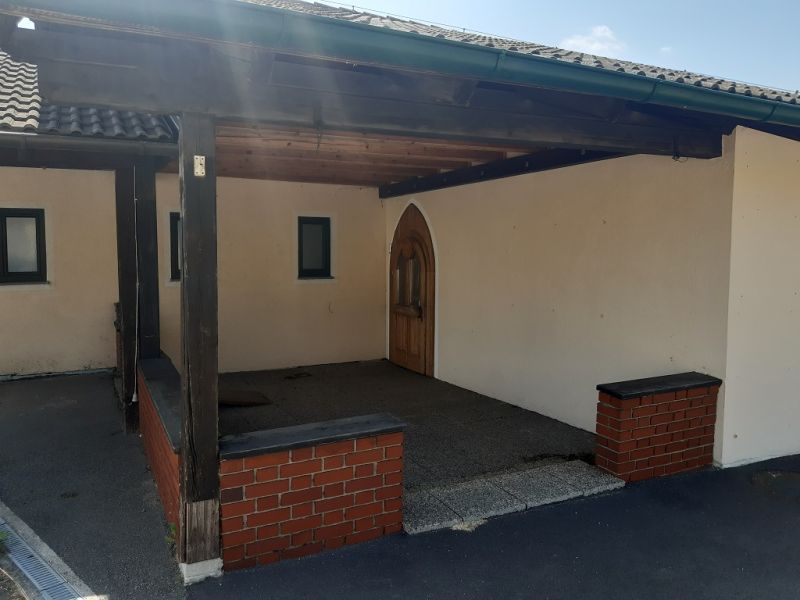 Predaj gastro priestoru, Hornerstraße, Hornerstraße, Hollabrunn - Drevený prístrešok s vchodovými dverami a tehlovým obkladom, vhodný pre Gastro priestory.