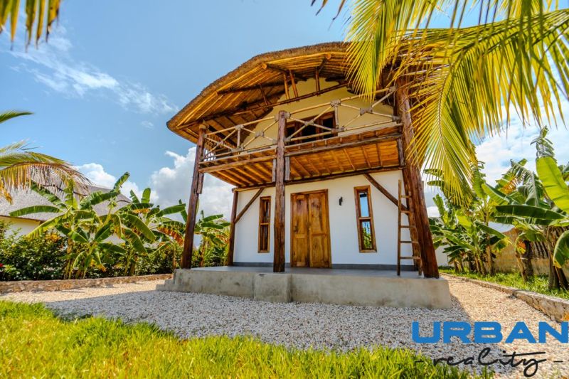 ZARIA GARDEN BUNGALOWS - Exotická výstavba domov v tropickom prostredí so slamenou strechou a drevenými prvkami.