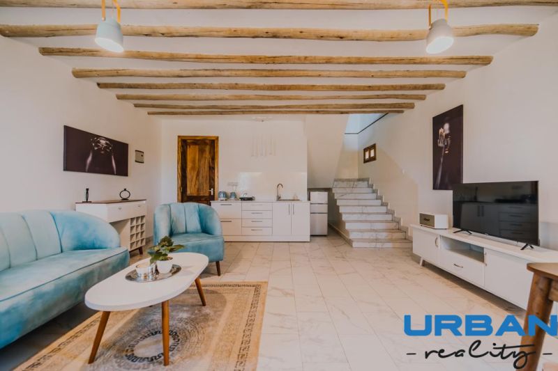 ZARIA GARDEN BUNGALOWS - Interiér s dreveným stropom, modrým nábytkom, schodmi a svetlou dlažbou. Výstavba domov.