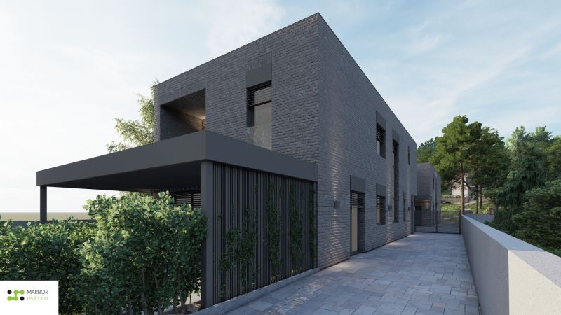 Stavebné pozemky s projektom 2 samostatných RD v obci Baška-časť Maša - Moderná budova s tehlovým obkladom, obklopená zeleňou, vhodná na bývanie a pozemky.