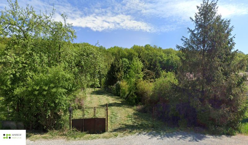 Stavebné pozemky s projektom 2 samostatných RD v obci Baška-časť Maša - Pokojný lesný pozemok ideálny na bývanie, s prístupom cez bránu.