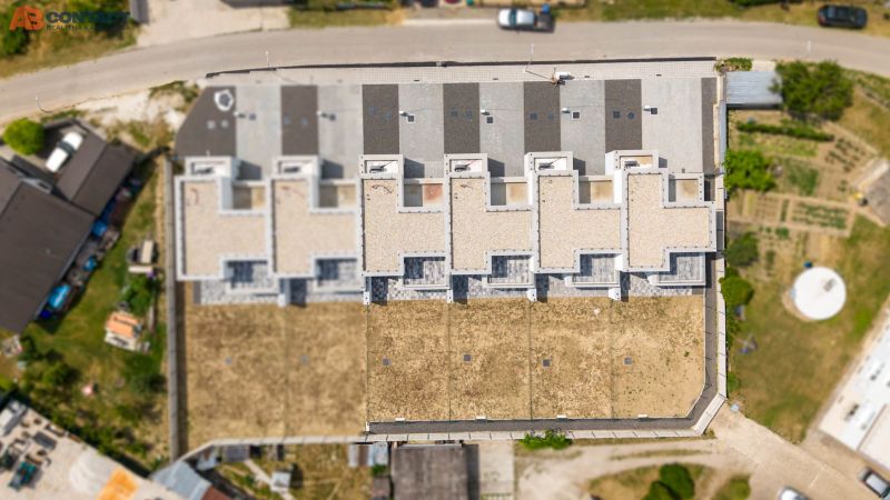 SKOLAUDOVANÉ! Novostavba štvorizbových rodinných domov v Hornej Strede - Letecký pohľad na výstavbu domov v Hornej Strede na ulici Horná Streda.