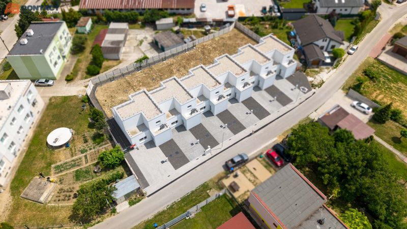 SKOLAUDOVANÉ! Novostavba štvorizbových rodinných domov v Hornej Strede - Výstavba domov v Hornej Strede na ulici Horná Streda, radová zástavba so štrkovou prístupovou cestou.