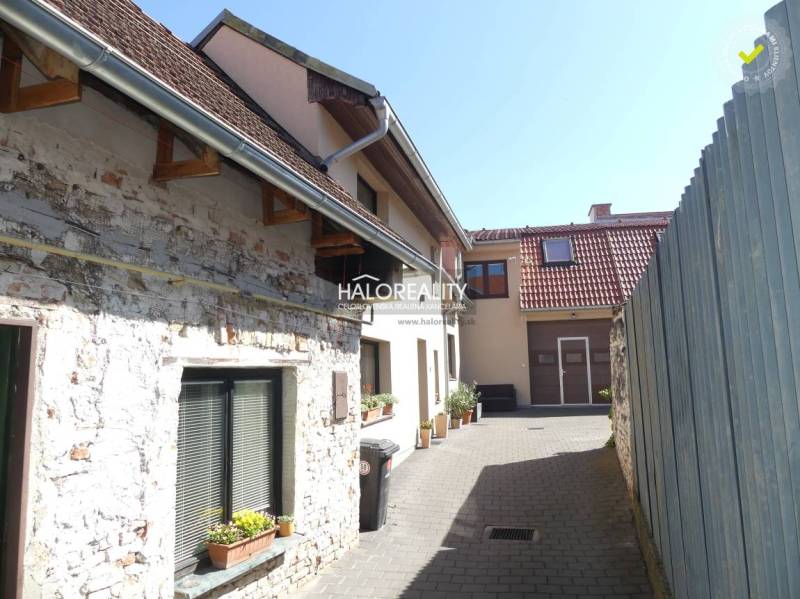 Predaj, rodinný dom Trnava, polyfunkčný objekt s veľ... - Rodinný dom v Trnave so spevneným dvorom a kamennou fasádou.