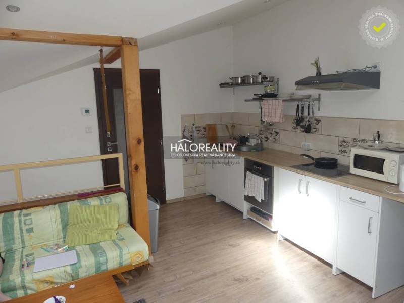 Predaj, rodinný dom Trnava, polyfunkčný objekt s veľ... - Kuchyňa v rodinnom dome s pohovkou, jedálenským stolom a svetlým nábytkom.