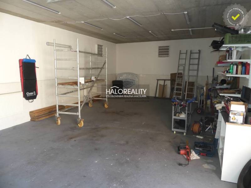 Predaj, rodinný dom Trnava, polyfunkčný objekt s veľ... - Garáž v rodinnom dome s vybavením, náradím a regálmi na uskladnenie vecí.