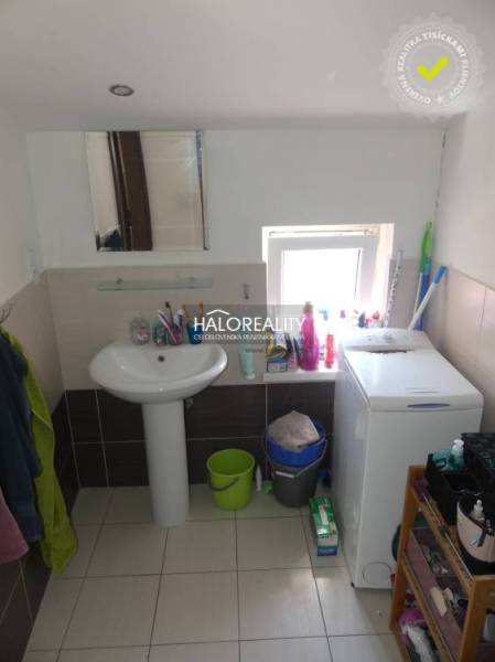 Predaj, rodinný dom Trnava, polyfunkčný objekt s veľ... - Kúpeľňa v rodinnom dome s umývadlom, zrkadlom a práčkou.