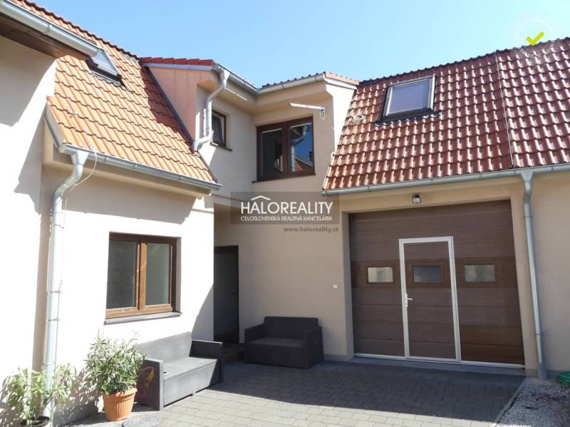 Predaj, rodinný dom Trnava, polyfunkčný objekt s veľ... - Parkovisko pri rodinnom dome v Trnave, s dvoma autami a podkrovnými oknami.