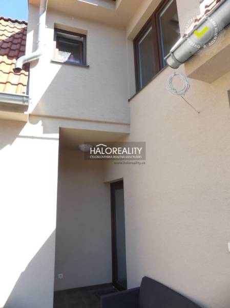 Predaj, rodinný dom Trnava, polyfunkčný objekt s veľ... - Rodinný dom v Trnave s vonkajšou omietkou, strecha so škridlami a detail okolia.