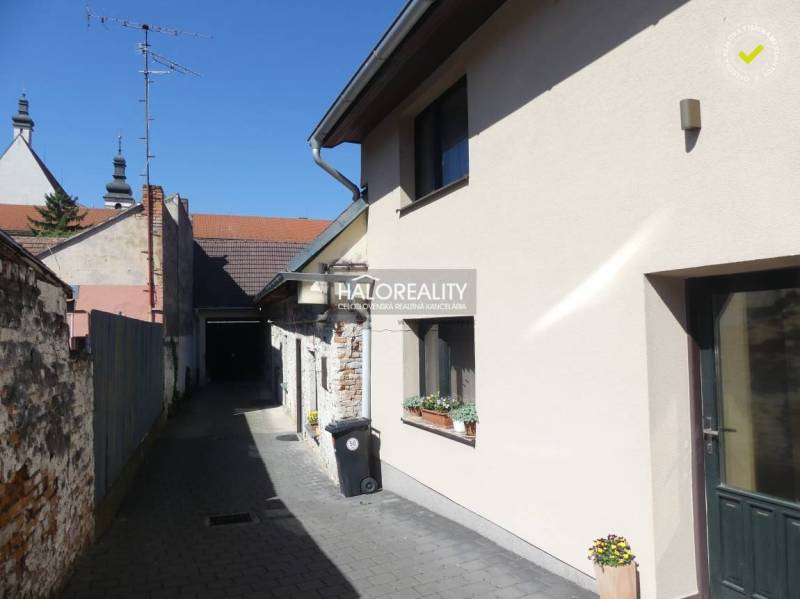 Predaj, rodinný dom Trnava, polyfunkčný objekt s veľ... - Rodinný dom v Trnave s exteriérom dvora a kvetinovou výzdobou.