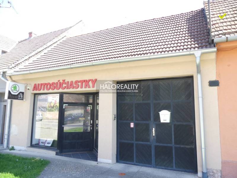 Predaj, rodinný dom Trnava, polyfunkčný objekt s veľ... - Obchod s autosúčiastkami v Trnave v rodinnom dome, s nenápadným vstupom.