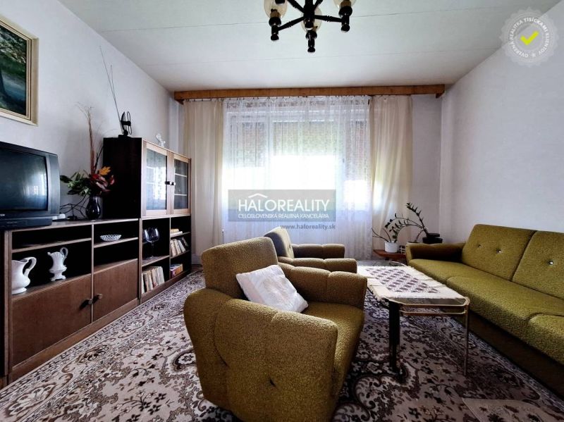 REZERVOVANÉ - Predaj, trojizbový byt Bratislava Petr... - Jedáleň v 3-izbovom byte s drevenou vitrínou a veľkým jedálenským stolom.