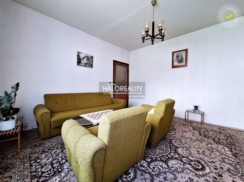 REZERVOVANÉ - Predaj, trojizbový byt Bratislava Petr... - Jasný interiér 3-izbového bytu so starožitným nábytkom, vitrínou a stolom.