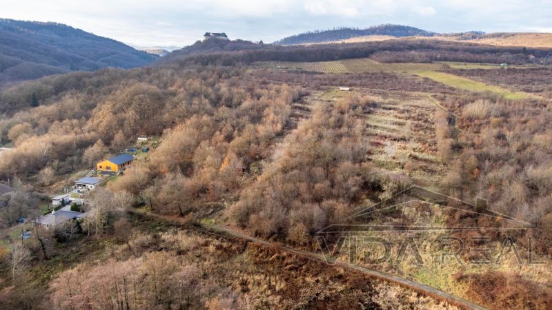  Stavebné pozemky 11 558 m² v atraktívnej lokalite Častá – Píla - Leží v Častej, pozemky - bývanie, obklopené kopcami a lesmi s výhľadom na hrad.
