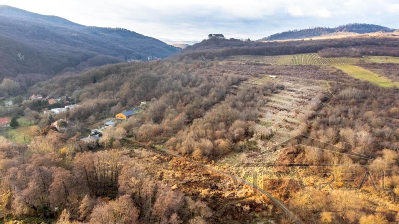  Stavebné pozemky 11 558 m² v atraktívnej lokalite Častá – Píla - Lesnatá krajina v Častej, pozemky - bývanie, s rozptýlenými domami a kopcovitým terénom.