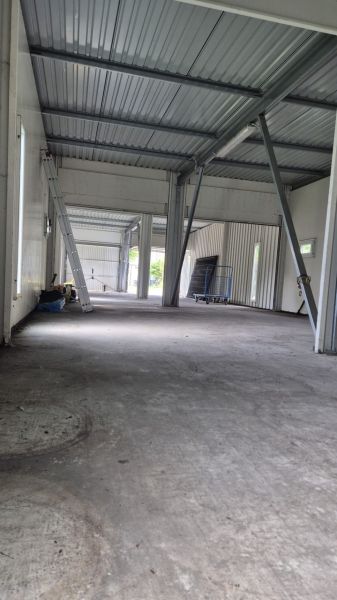 Garážový / skladový objekt s pozemkom – Galvaniho ulica - Priestor garáží s oceľovou konštrukciou, vybavený rebríkom a ďalšími nástrojmi.