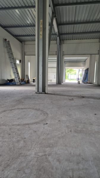 Garážový / skladový objekt s pozemkom – Galvaniho ulica - Interiér garáže s oceľovými stĺpmi a rebríkmi, nedokončené stavebné práce.