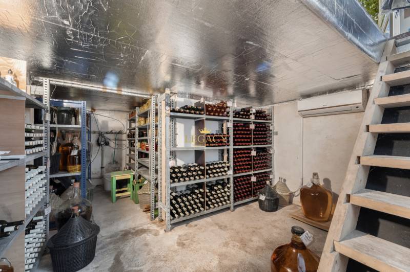 Priestranný 7-izbový dom na skok od centra – Senec - Vinotéka s policami plnými fliaš v rodinnom dome.