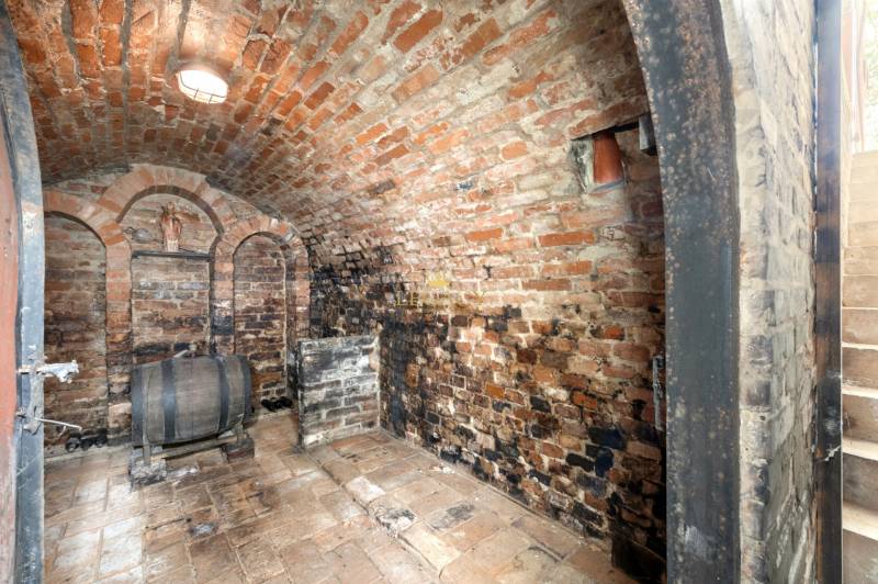 Priestranný 7-izbový dom na skok od centra – Senec - Klenbová vínna pivnica s dreveným sudom v Rodinnom dome.