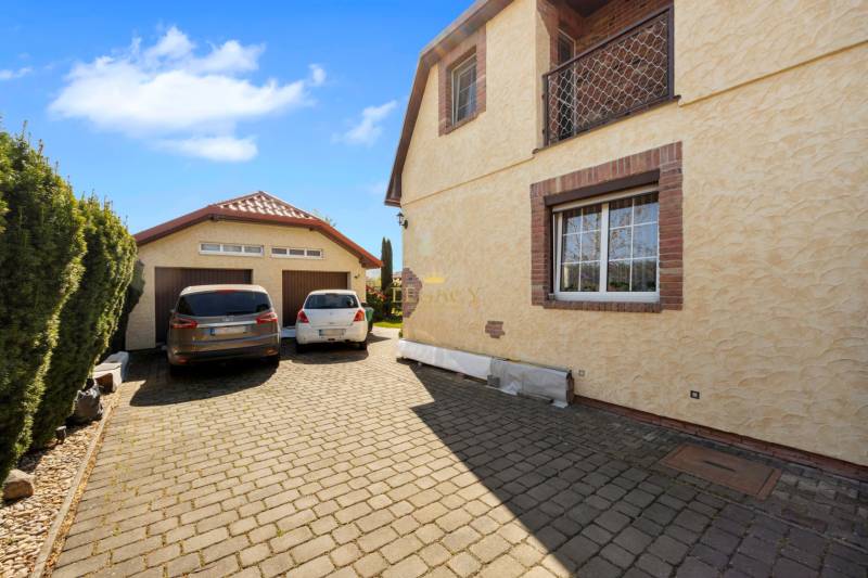 Priestranný 7-izbový dom na skok od centra – Senec - Rodinný dom v Senci s garážou, dvoma autami a dláždeným dvorom.