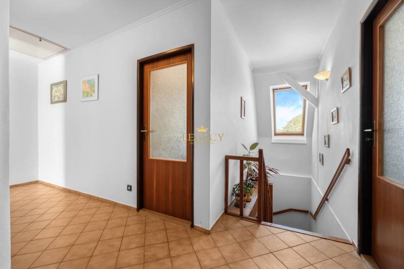 Priestranný 7-izbový dom na skok od centra – Senec - Rodinný dom s drevenými dverami, keramickou podlahou a schodiskom pri okne.