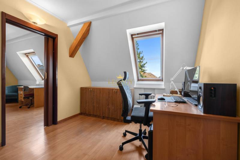 Priestranný 7-izbový dom na skok od centra – Senec - Domáce pracovisko s drevenou podlahou, strešným oknom a písacím stolom v rodinnom dome.