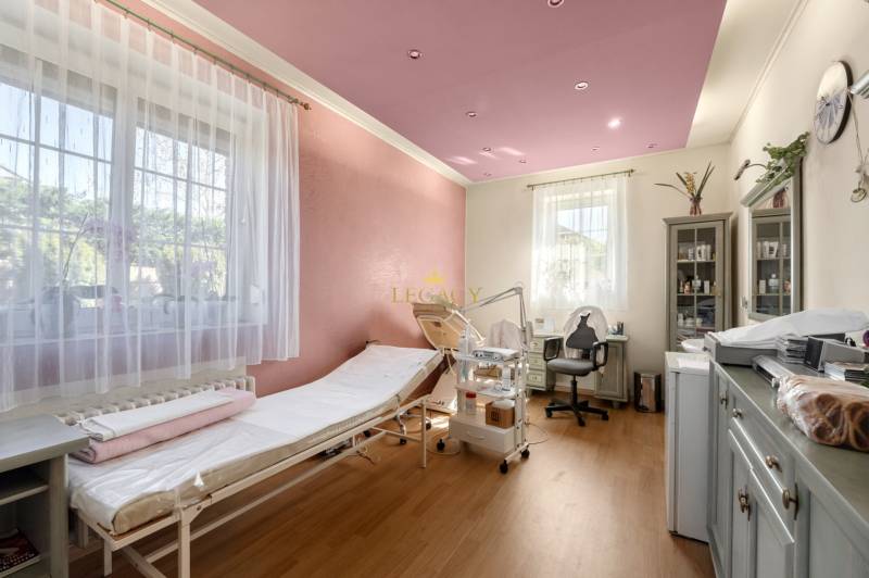 Priestranný 7-izbový dom na skok od centra – Senec - Zdravotnícka miestnosť v rodinnom dome s posteľou, stolíkom a regálmi.