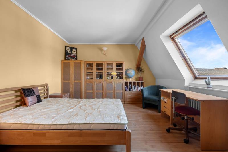 Priestranný 7-izbový dom na skok od centra – Senec - Izba v rodinnom dome so strešným oknom, posteľou, nábytkom a stolom.