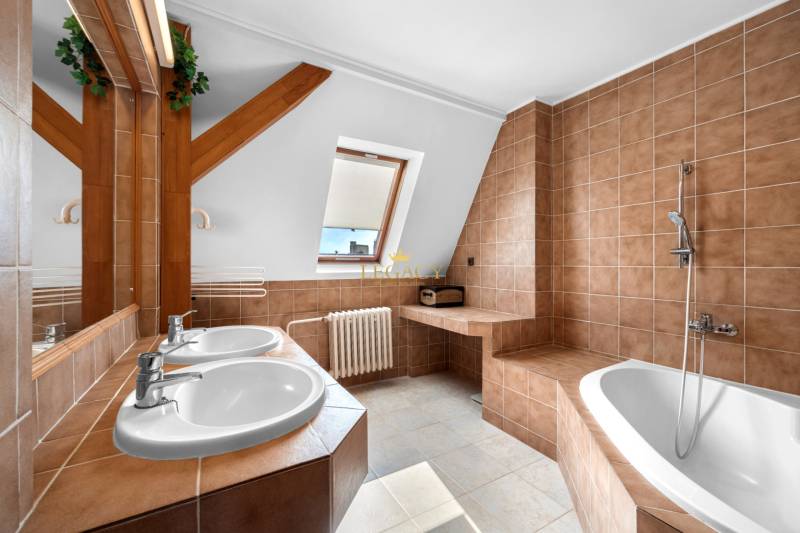 Priestranný 7-izbový dom na skok od centra – Senec - Kúpeľňa v rodinnom dome s dvojitým umývadlom a rohovou vaňou.