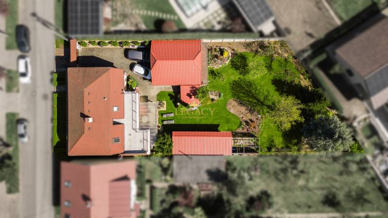 Priestranný 7-izbový dom na skok od centra – Senec - Letecký pohľad na rodinný dom v Senci s dvorom a záhradou.