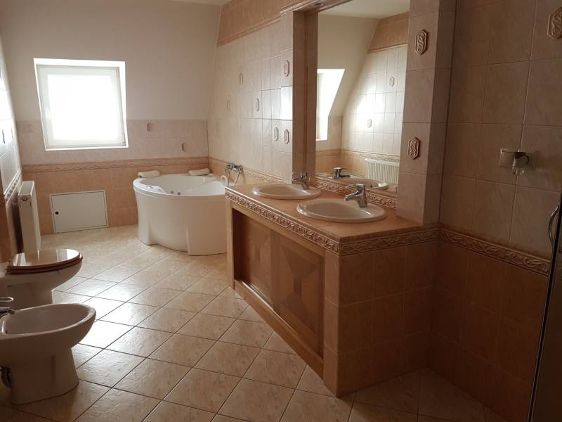 PREDAJ - 6 izbový rodinný dom s bazénom pri Nitre - Kúpeľňa v rodinnom dome so sprchou a dvoma umývadlami, bidet a okno.