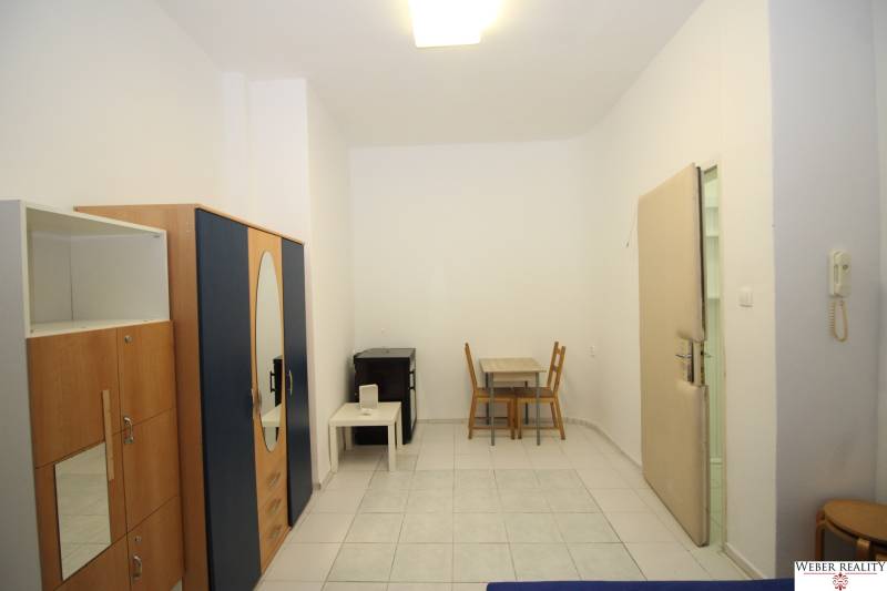 Dáme do prenájmu 1-izb.byt priamo v centre na Gorkého ul.cena vrátaneE - V 1-izbovom byte je šatníková skriňa, stôl so stoličkami a stôl na stolík.