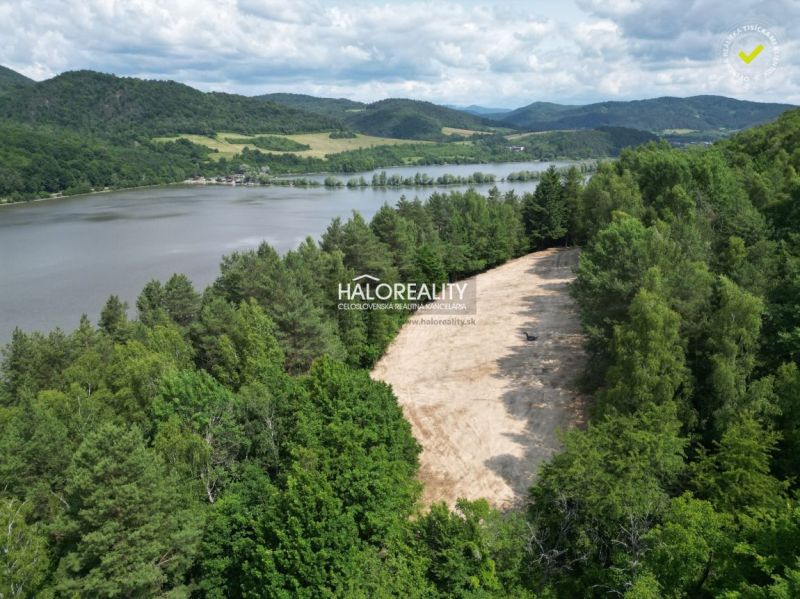 Predaj, orná pôda   4565 m2 Považská Bystrica, Miloc... - Jazero a lesné pozemky v Považskej Bystrici obklopené zeleňou a lesnou krajinou.
