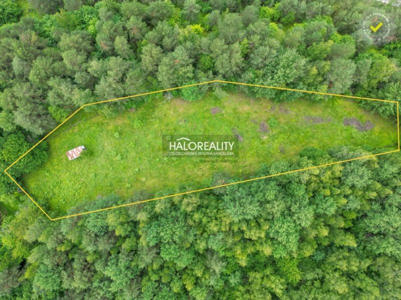 Predaj, orná pôda   4565 m2 Považská Bystrica, Miloc... - Letecký pohľad na lesné pozemky v obci Považská Bystrica, obklopené hustými zelenými stromami.