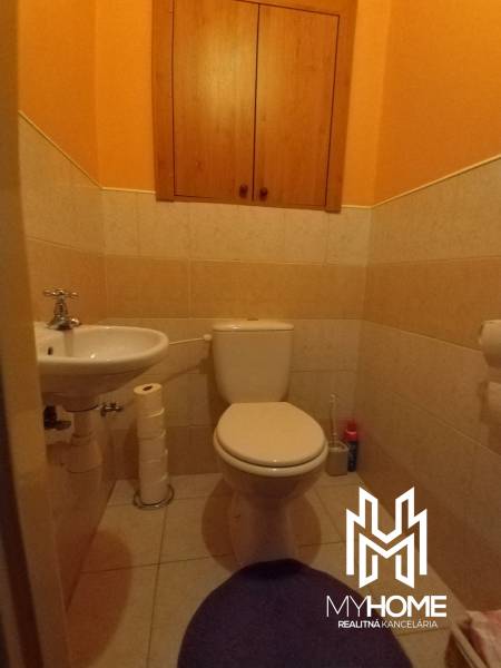 Na predaj 3-izbový byt v N. Zámkoch s balkónom. - Toaleta so skriňou v 3-izbovom byte, svetlé obklady, žlté steny.