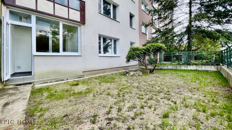 TOP ZREKONŠTRUOVANÝ PRIESTRANNÝ 2-IZBOVÝ BYT S PREDZÁHRADKOU,  BA IV - Bytový dom s malou predzáhradkou a zeleňou na ulici Jána Stanislava, Bratislava - Karlova Ves.