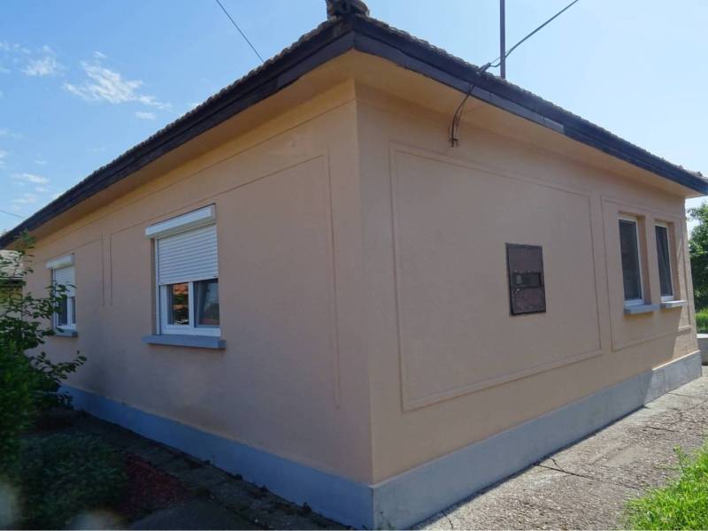Rodinný dom Méra, Maďarsko - Rodinný dom v Mére s béžovou fasádou, má tri okná a šindľovú strechu.