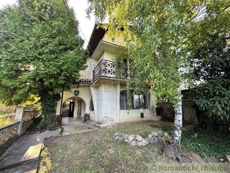 Rodinný domček na kopci vo vinárskej obci Veľký Kýr - Dvojpodlažný rodinný dom so záhradou obklopený stromami, ideálny pre rodiny.