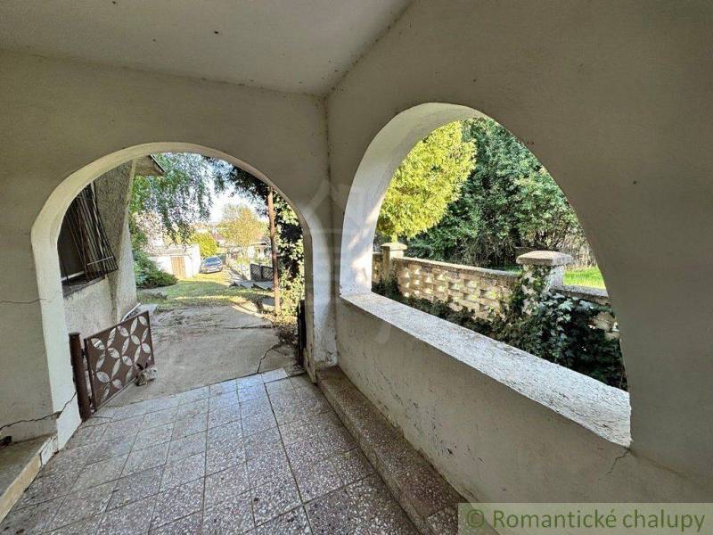 Rodinný domček na kopci vo vinárskej obci Veľký Kýr - Klenutá veranda ponúka výhľad do záhrady, ideálna pre rodinný dom.