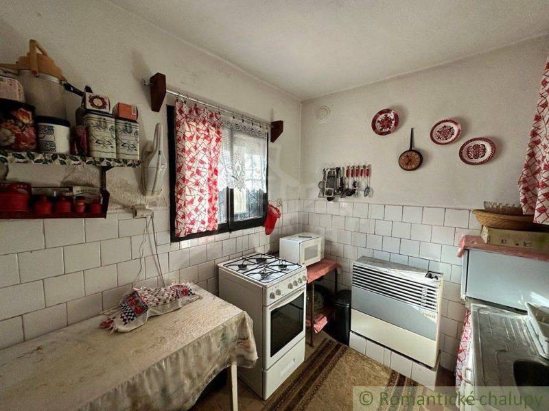 Rodinný domček na kopci vo vinárskej obci Veľký Kýr - Vidiecka kuchyňa s rustikálnym nádychom, zdobená červenými doplnkami, rodinný dom.