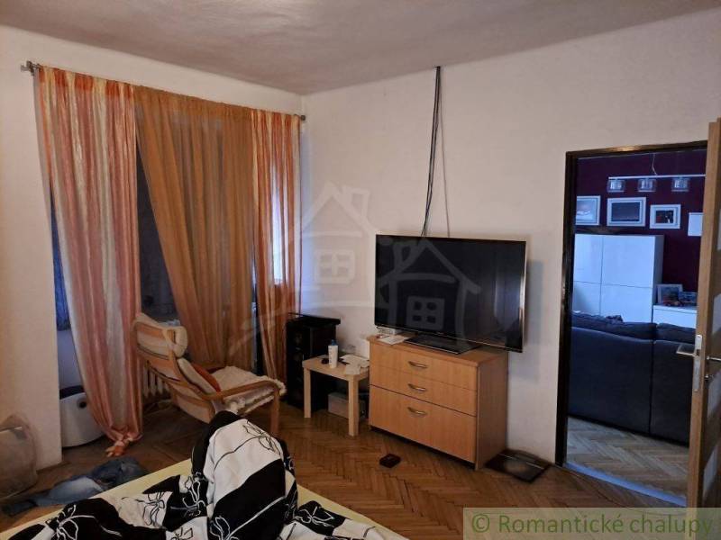 Rodinný dom, vhodný aj na podnikanie v Dolných Vesteniciach neďaleko P - Obývačka v rodinnom dome s televíziou, záclony, komoda, dvere.