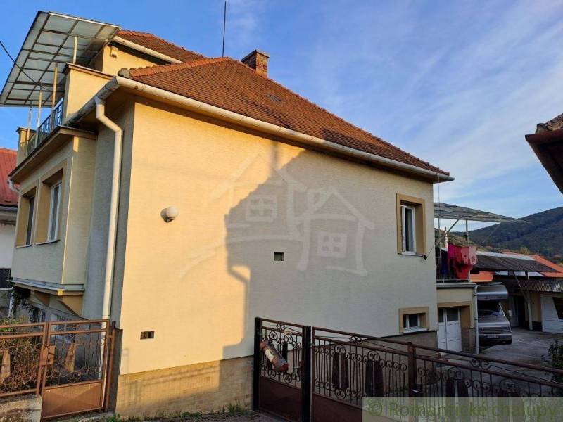 Rodinný dom, vhodný aj na podnikanie v Dolných Vesteniciach neďaleko P - Rodinný dom so šikmou strechou, balkónom a garážou obklopený horami.