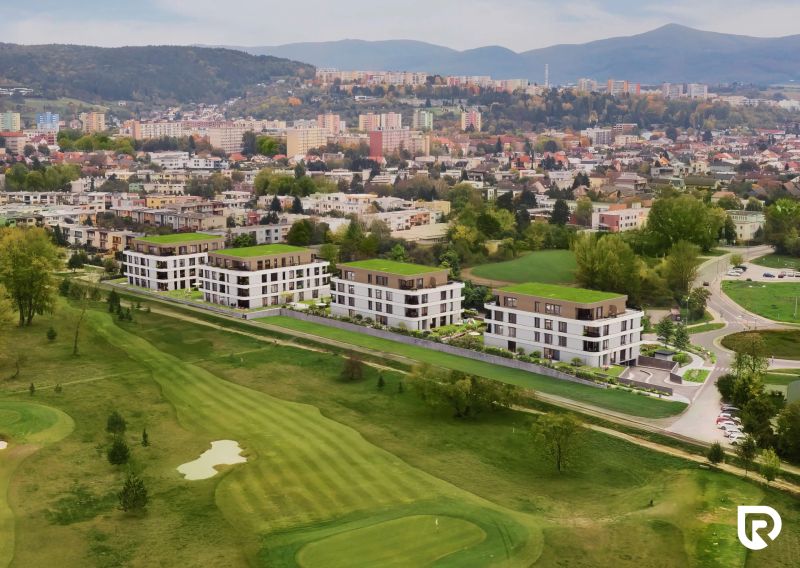 Rezidencia Karpatská (C.3E), 2i byt 60 m2 s loggiou 6 m2, TN - Výhľad z Karpatskej ulice v Trenčíne na obytné domy s golfovým ihriskom.